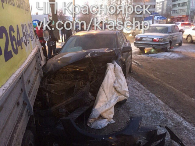 Феерическое ДТП в Красноярске 4.02.2016 Феерическое ДТП в Красноярске 4.02.2016