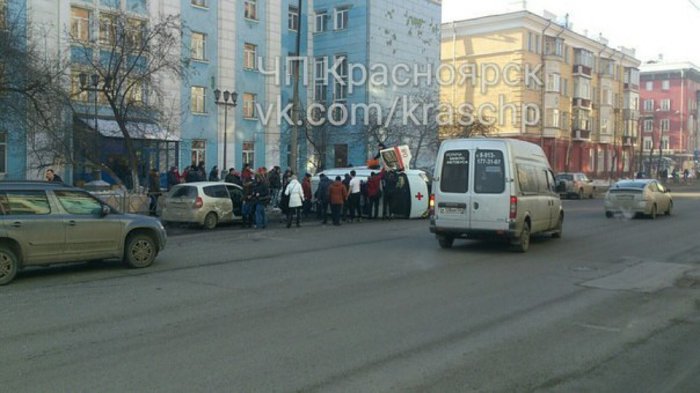 В центре Красноярска перевернулась "скорая"