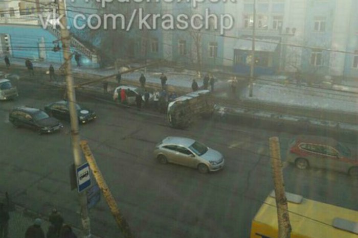 В центре Красноярска перевернулась "скорая"