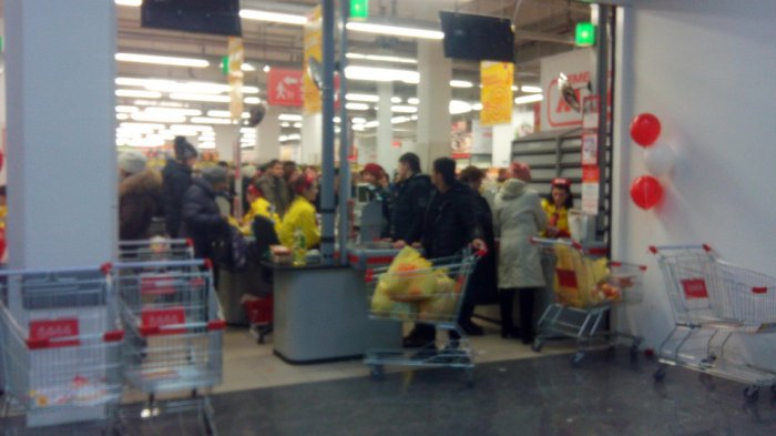 Супермаркеты заманивают покупателей огромными скидками