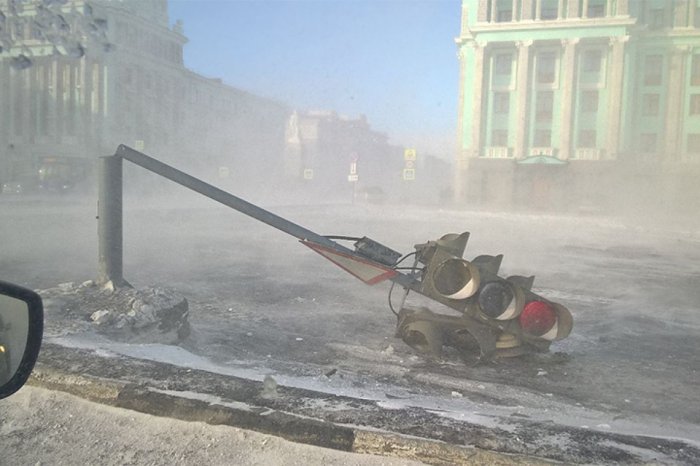 На севере Красноярского края ураган сносит крыши домов и ломает светофоры