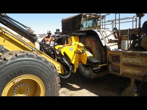 Механическое порно: замена резины на огромном самосвале