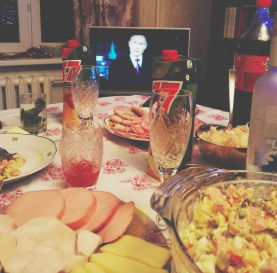 Иностранцы смотрят фото из российского инстаграма
