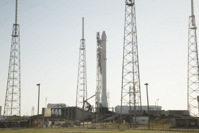 Момент исторической посадки первой ступени Falcon 9 на баржу 08.04.16