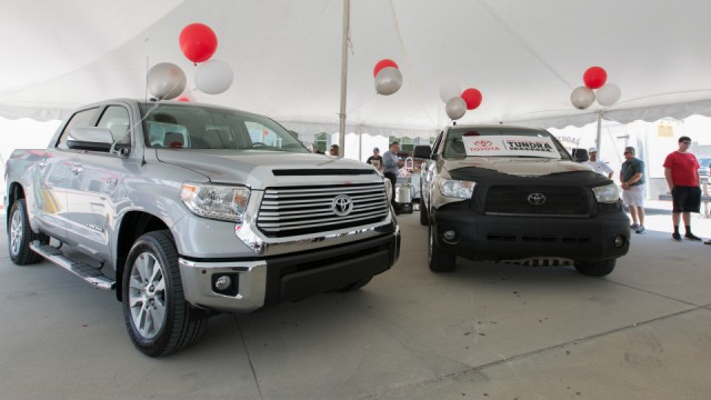  Американцу подарили новый пикап за миллионный пробег на Toyota Tundra