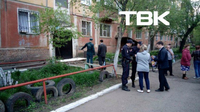 В Красноярске упал козырек подъезда и придавил двоих мужчин