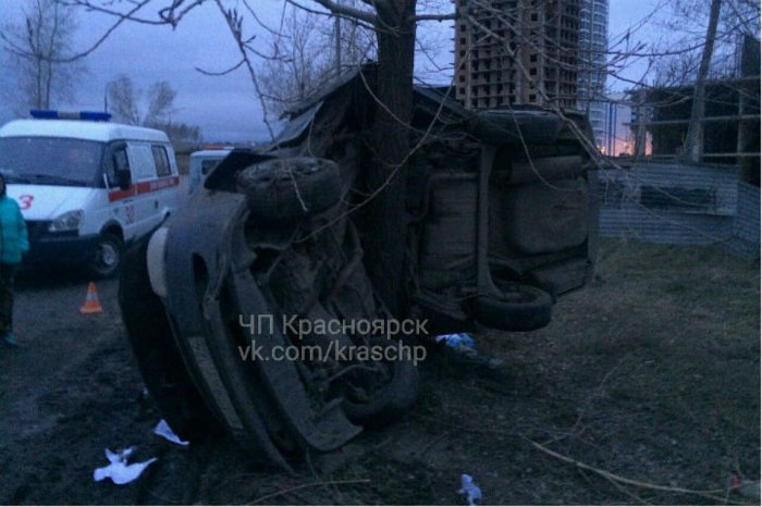 В Красноярске «Ладу» намотало на дерево: есть пострадавшие