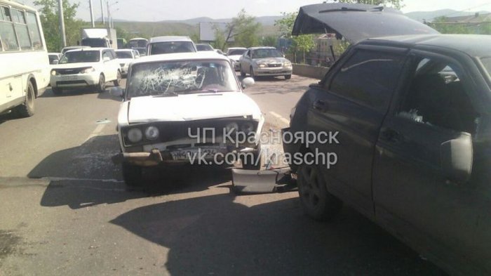 В Красноярске участник аварии изрубил топором машину своего обидчика