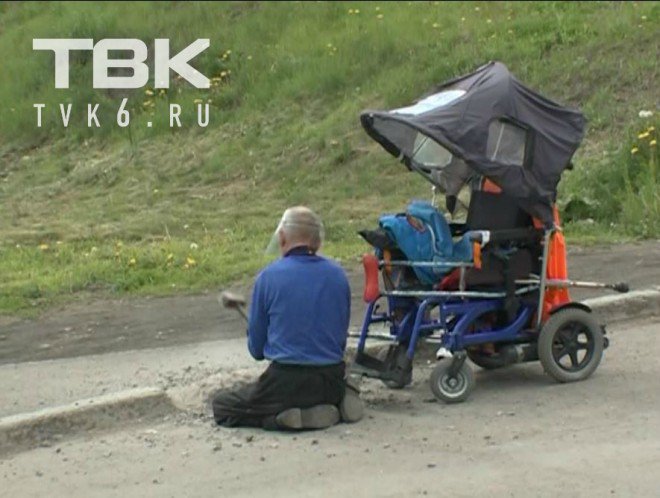 В Красноярске инвалид-колясочник сломал молотком бордюр из-за того, что не мог проехать к больнице