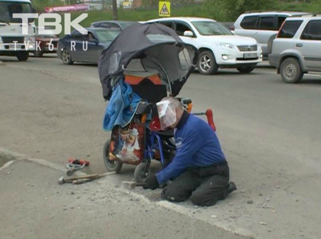 В Красноярске инвалид-колясочник сломал молотком бордюр из-за того, что не мог проехать к больнице