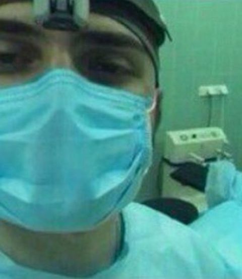 Студент медицинского ВУЗа опубликовал фото из операционной с голой пациенткой