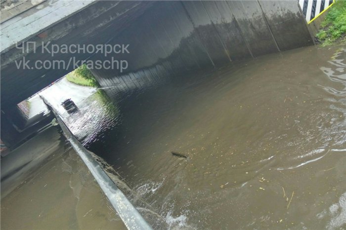 Красноярцы сообщили о затопленной дороге под Копыловским мостом