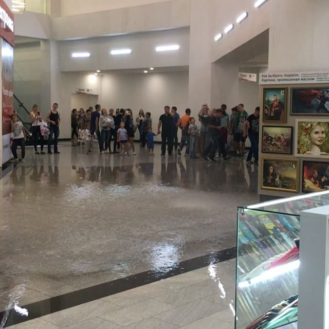 В Красноярске град пробил крышу торгового центра