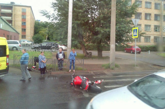 В Красноярске мотоциклист врезался в автомобиль