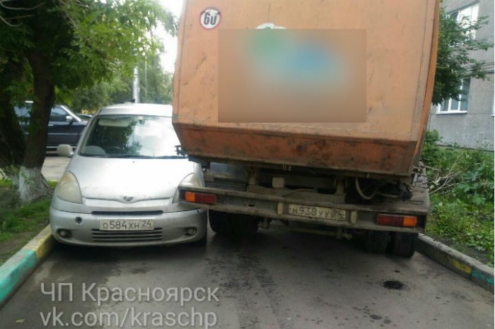 В Красноярске мусоровоз изуродовал загородившую проезд легковушку