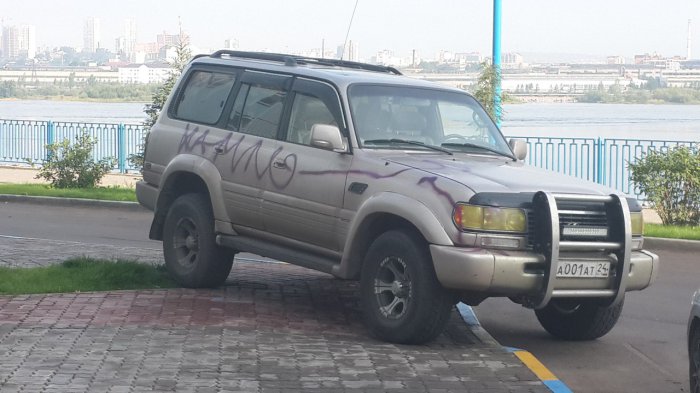 В Красноярске неправильно припаркованный внедорожник исписали краской