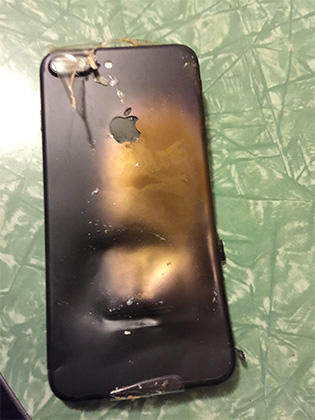 iPhone 7 подгорел еще до начала использования!