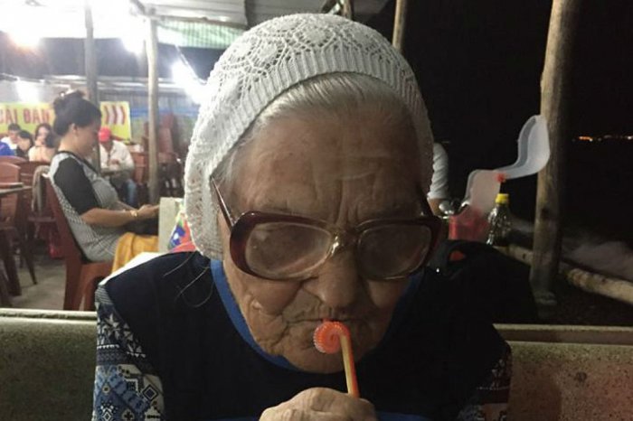 89-летняя бабушка из Красноярска каждые полгода ездит по миру на свои накопления с пенсии
