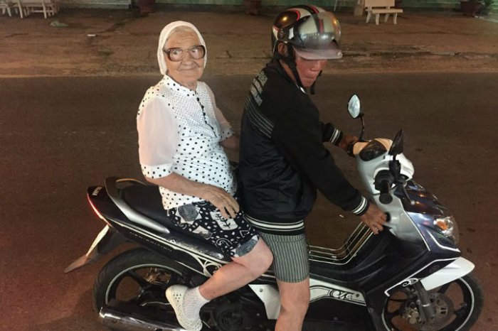 89-летняя бабушка из Красноярска каждые полгода ездит по миру на свои накопления с пенсии