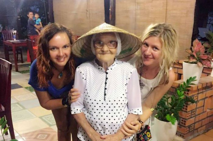 89-летняя бабушка из Красноярска каждые полгода ездит по миру на свои накопления с пенсии