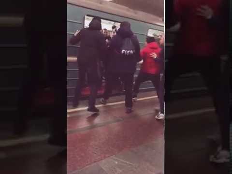 Драка! Футбольные хулиганы в московском метро!