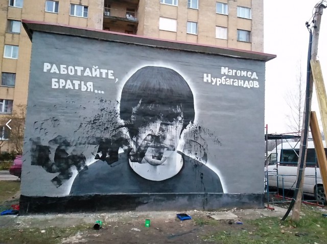 Облившие краской граффити с Моторолой и Героем РФ Нурбагандовым попали на видео Облившие краской граффити с Моторолой и Героем РФ Нурбагандовым попали на видео
