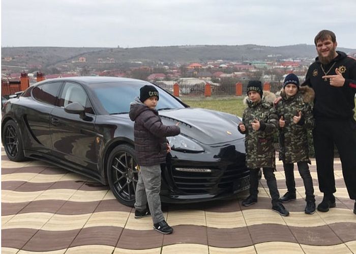 Сыновья Рамзана Кадырова подарили своему тренеру роскошный Porsche Panamerа