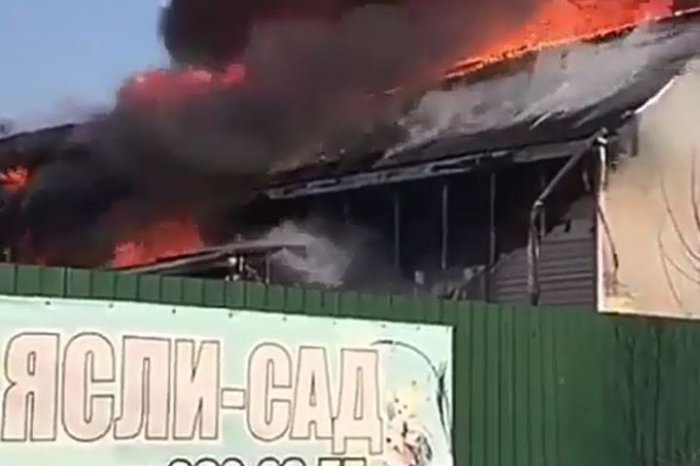 Мужчина пришел на помощь, когда другие снимали пожар на видео