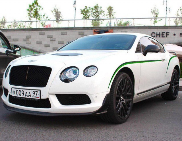 Александра Кокорина поймали в Москве за езду по встречке на Bentley