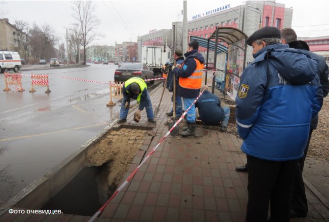 В Ярославле мужчина на остановке провалился под асфальт