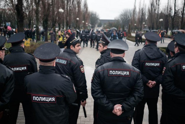 В Думе хотят разрешить полицейским применять оружие в толпе    
