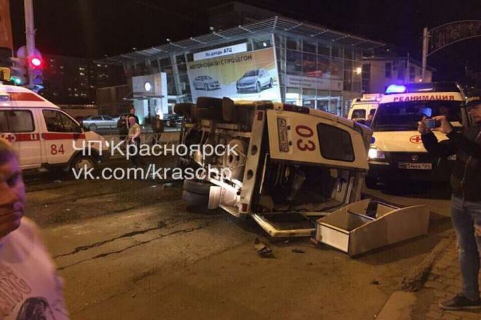 В Красноярске перевернулась скорая помощь, есть пострадавшие