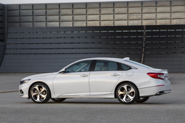  Honda Accord и Toyota Camry в 2018