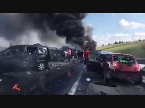 Грузовик собрал 34 машины на трассе!