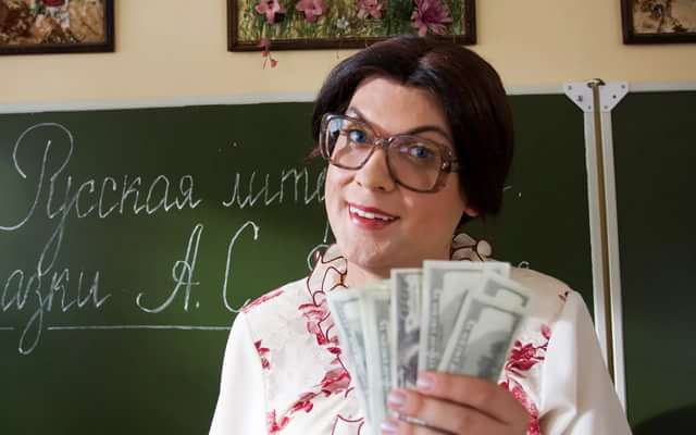 Учительница 1 класса в Краснодаре разозлилась, увидев «жалкий букет и конверт» на праздник      