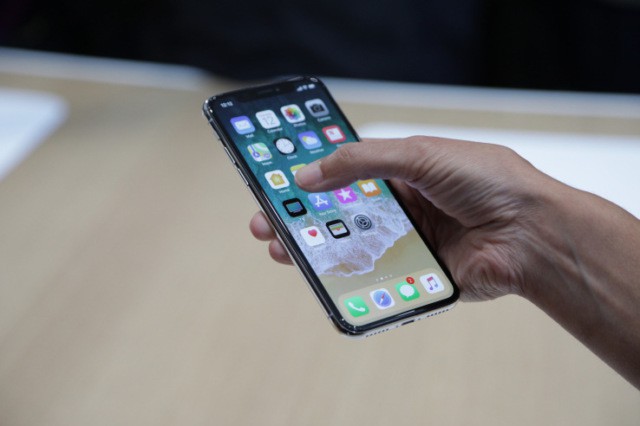 Кто все эти люди? iPhone X в России по предзаказам раскупили за 5 минут    