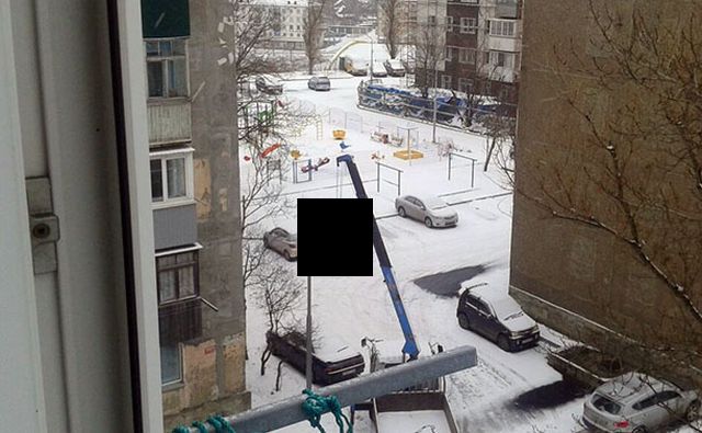 В Холмске рабочего, менявшего лампы уличных фонарей, подняли за шиворот краном