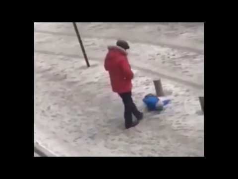Отец пинает сына