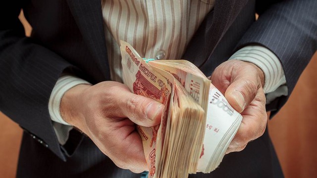 Путин подписал указ о повышении окладов федеральным чиновникам Путин подписал указ о повышении окладов федеральным чиновникам