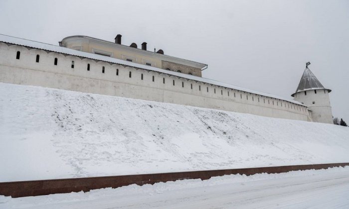 В Казани на снегу у кремля вытоптали слово "воры"    