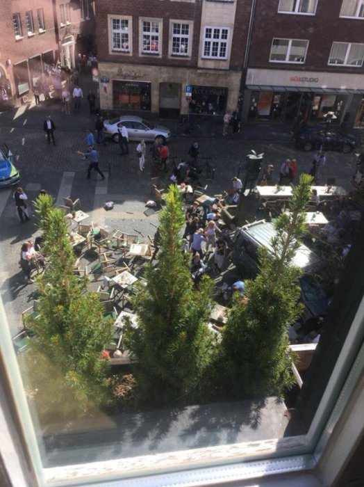 Грузовик въехал в группу людей в Мюнстере, 3 человека погибли, 30 ранены    