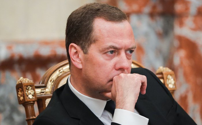 Медведев назвал недопустимым эгоизм нефтяников в отношении цен на бензин    