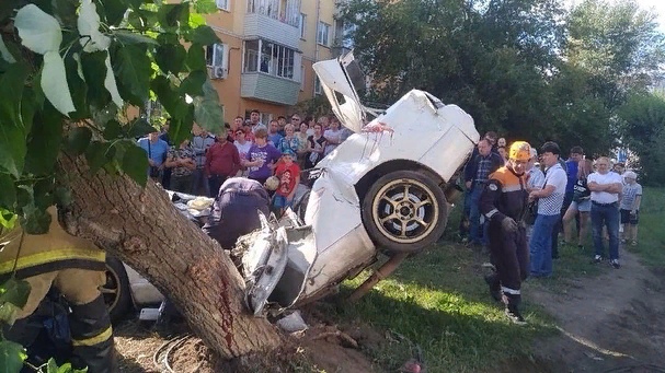 В Красноярске лихач на Nissan Skyline пошел на взлет и выпилился об дерево