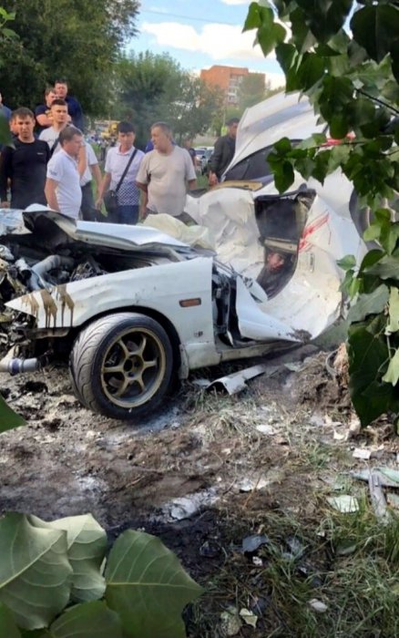 В Красноярске лихач на Nissan Skyline пошел на взлет и выпилился об дерево