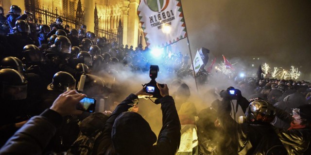 Будапешт охватили массовые протесты из-за изменений в трудовом кодексе.    