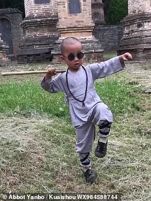 3-летний малыш тренируется в монастыре Шаолинь