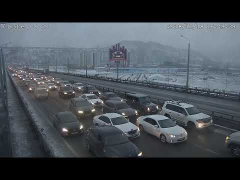 Свадебный переполох на мосту в Красноярске Свадебный переполох на мосту в Красноярске