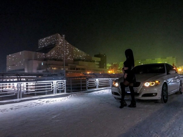 В Красноярске девушка на BMW заехала на вантовый пешеходный мост