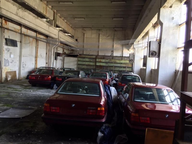 В ангаре на 20 лет забыли новые BMW