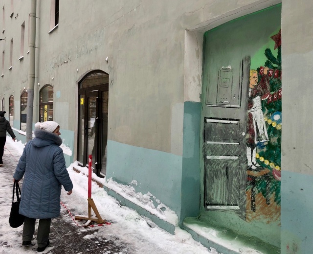 Активисты восстановили закрашенное новогоднее граффити в Санкт-Петербурге